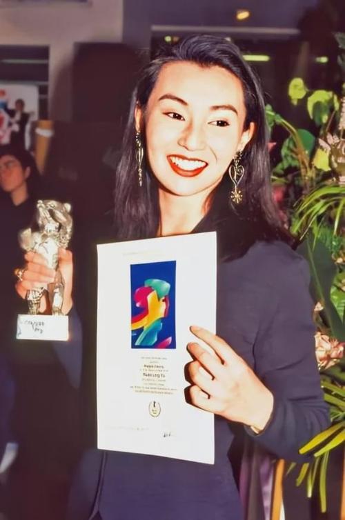1998年张曼玉凭借什么获得,香港电影节金像奖最佳女主角?(拿过世界级电影奖项的香港导演)