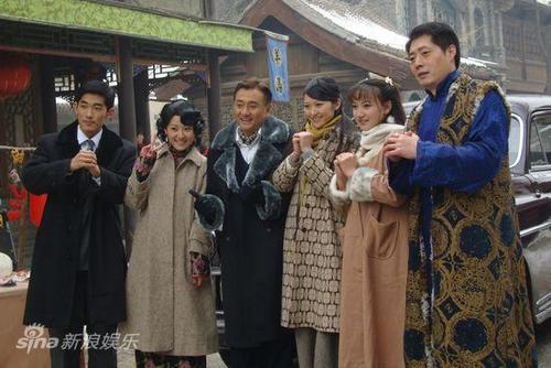周末王刚讲故事里一个民国的故事好像是女主男主小时候就认识男主好像还送女主个木梳后来女主就上男主家里?(美人三嫁剧情分集介绍)