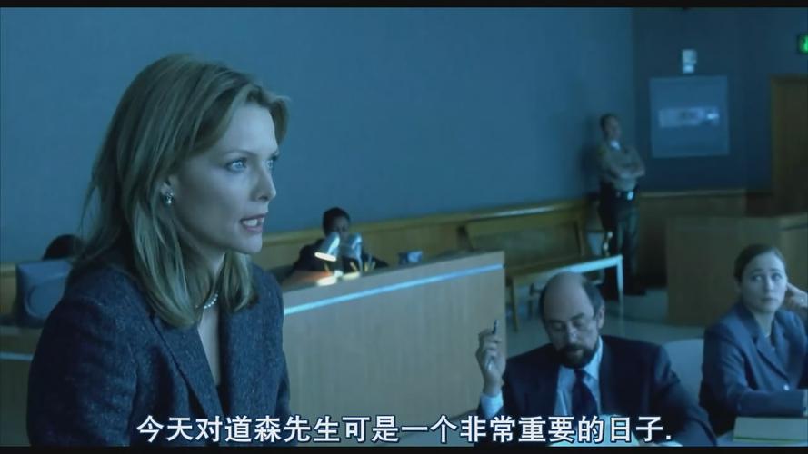 外国一个电影,有一个剧情一群女人往头上浇水,求名字?(黑皮书详细剧情介绍)