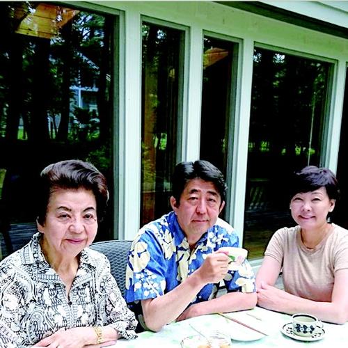 安倍洋子的早期经历?(亲家的战争剧情介绍)