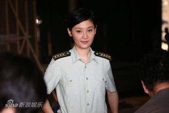 女子脱下戎装回归家庭的诗句？（戎装女人剧情分集介绍）