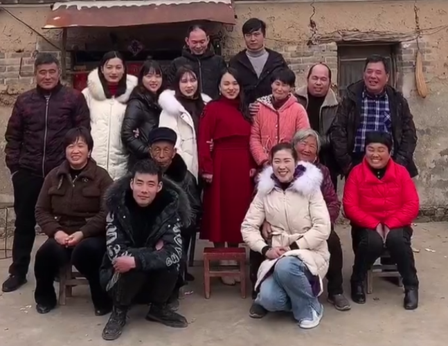小芳想与爸爸妈妈拍一张全家福,3个人一共有几种不同的排列方法?(我的父母亲剧情介绍)