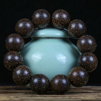 最近想买个佛珠手串玩玩，想要那种能散发香味的木头，求大神推荐推荐，最好列出所有能发出香味的被做成佛？（帝王女儿守百香剧情介绍）