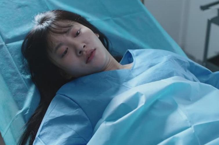 求一部电视剧名字,有一个剧情女主拉肚子,之后因各种原因拉在裤子上了,男主还在现场,听说特别搞笑?(剧情介绍 闹肚子)