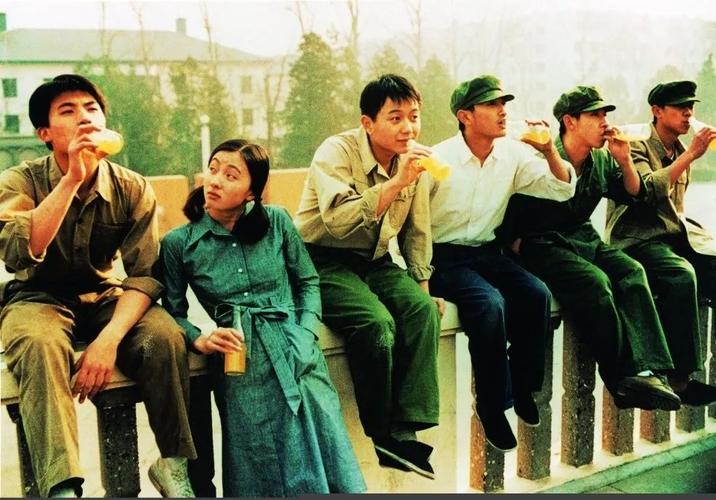 生活在阳光灿烂的日子剧情介绍?(电影万能钥匙剧情介绍)