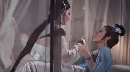 有一个中国电影,情节是,一男一女困在房子里,桌子上有秤砣上面还有炸弹,一会电锯出来了,还有整只猪?(电影 房子剧情介绍)